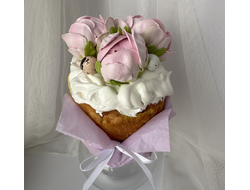 Пасхальный кулич с пионами из зефира