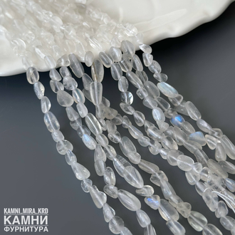 Лунный камень полупрозрачный с голубой иризацией, галтовка малые камешки 4-10х3-4 мм, цена за нить 19 см