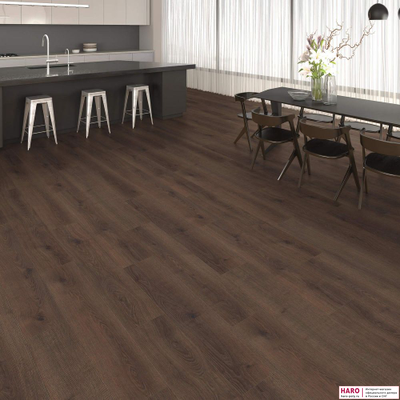 Декор ламината HARO Дуб Контура Дымчатый 540240 в интерьере гостиной