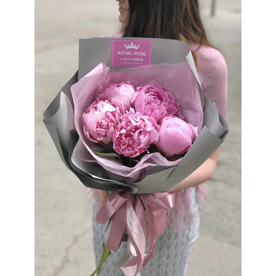 Букет из 5 пионов