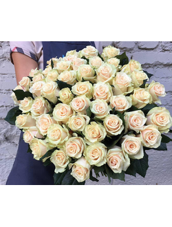 Букет 59 кремовых роз с лентами (70см)