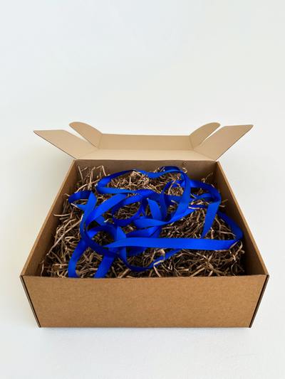 Большая подарочная коробка GILEV 37x37x14 см с синей лентой и наполнителем крафт