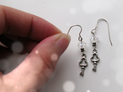 Ключ от сновидений. Необычные серьги-ключики с хрустальными бусинами