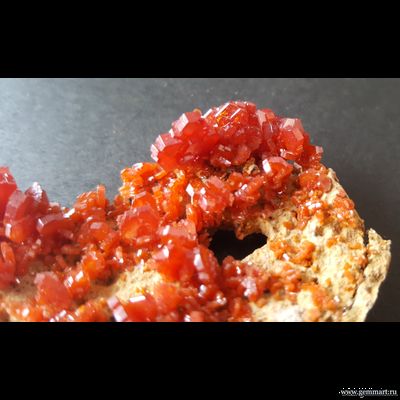 Ванадинит на породе. Марокко. 56*36*14 мм