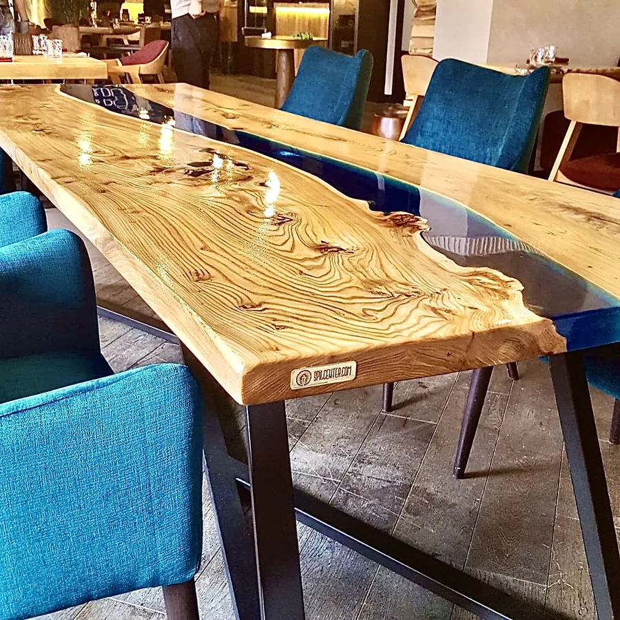 Стол-река из карагача. Ресторан "Асадо", г.Екатеринбург, работа spilcenter.com