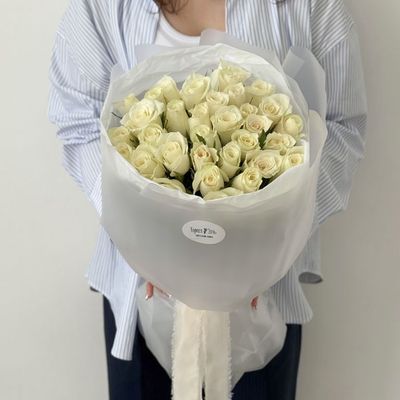 Букет из 35 белых роз