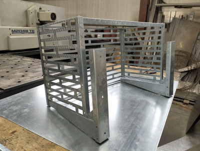 Корзина кондиционера с кронштейнами, с  прямоугольными отверстиями