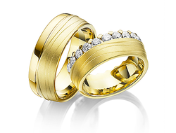 Обручальные кольца из жёлтого золота с бриллиантами в женском кольце с глянцевой и матовой поверхнос