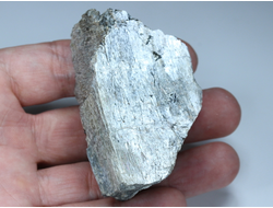 Дельхайелит с серебристой иризацией, светится в УФ, Россия, Мурманская обл. (63*39*32 мм, вес: 85 г) №26498