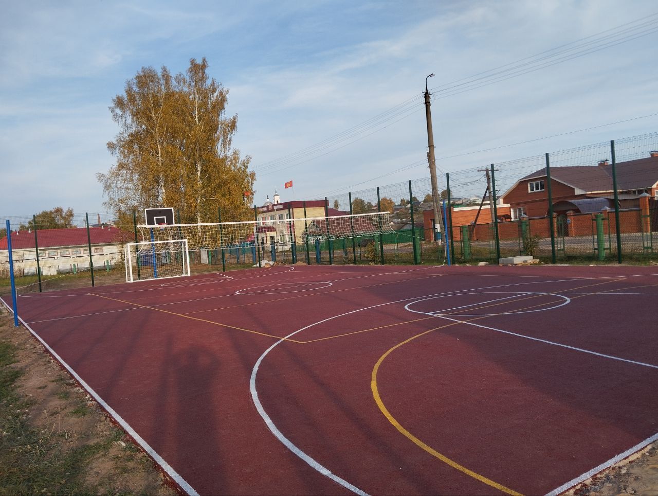 Бесшовное резиновое покрытие на стадионе Юркинской СОШ Марий Эл