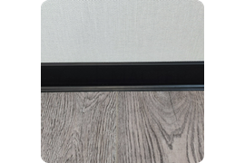 Стильный контраст: монтаж 60-миллиметрового черного плинтуса Dollken S60 позволяет создать эффектный контраст с светлыми поверхностями, делая интерьер более выразительным.