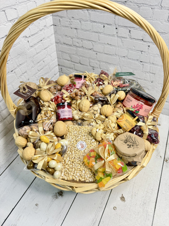 Подарочная корзина  (мед, орехи и чай)