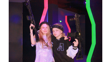 Не стоит недооценивать девчонок в лазертаге, они проявят себя не хуже парней и приведут свою команду к победе! 