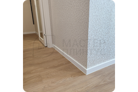 Практичный выбор: монтаж плинтуса Dollken Cubu Flex Life 60 в цвете RAL 9003 - функциональное решение для помещений с высокой проходимостью, легко поддающееся уборке.