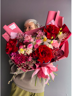 Яркие краски с красными французскими розами