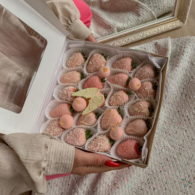 Клубника с голубикой в шоколаде