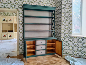 Стеллаж высокий на тумбе с боковыми перекрестиями.