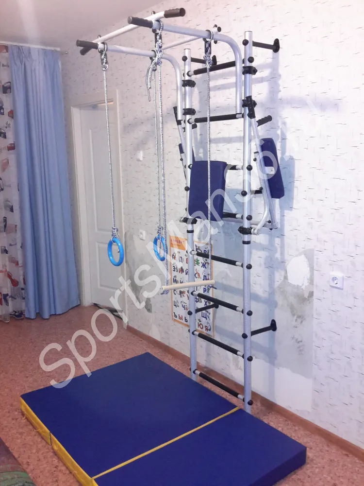 ДСК МОДЕЛЬ "АТЛЕТ" НАВЕСНЫМ ДЕТСКИМ ОБОРУДОВАНИЕМ - ГИМНАСТИЧЕСКИЕ КОЛЬЦА, ТРАПЕЦИЯ, КАНАТ, И СКЛАДНЫМ СИНЕЖЕЛТЫМ МАТОМ (2 СЛОЖЕНИЯ) 1,5Х1,0Х0,10 М