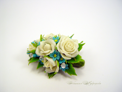 Брошь "Белые розочки в незабудках".