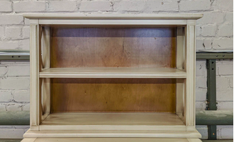 Полка открытая с перекрестиями по бокам.