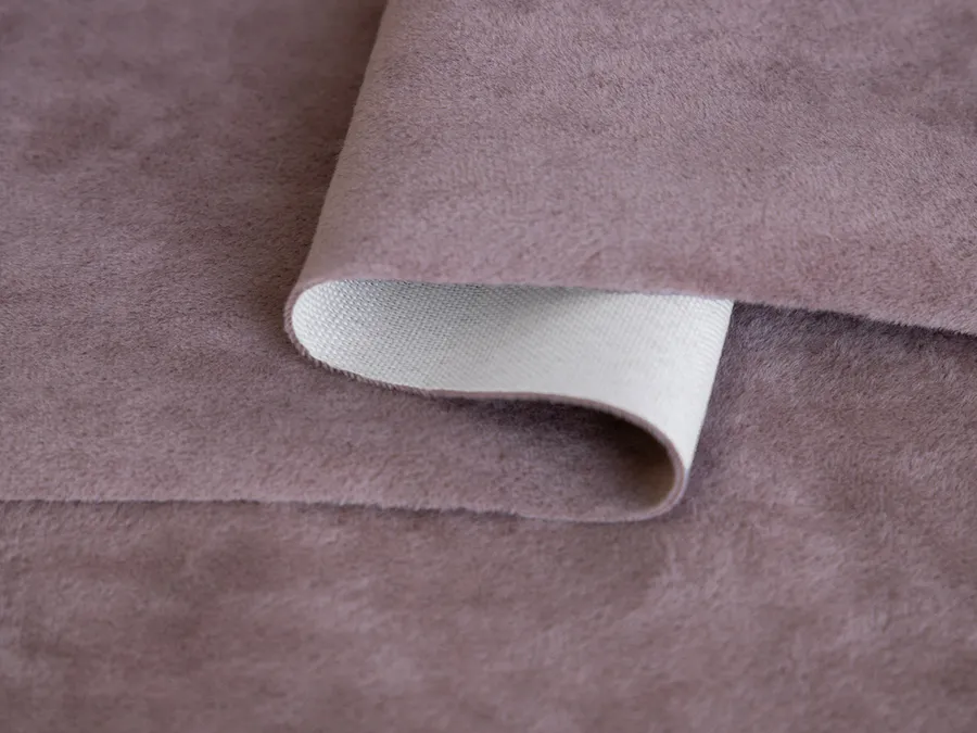 Благодаря особой технологии гладкого крашения Frozen Flower на поверхности присутствует легкий краш–эффект, подчеркивающий мягкую фактуру ткани. Большое разнообразие трендовых оттенков позволяет создавать различные варианты современных интерьеров.