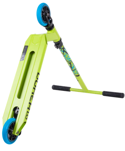 “Трюковой самокат Tech Team Duker 1.0 в неоново-зеленом цвете.”