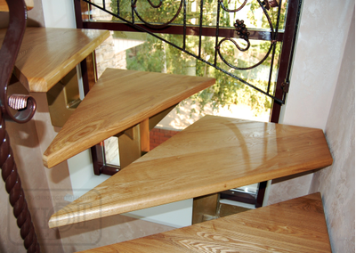 л-51. кованое ограждение, столбы "косичка." ступени - массив бука. металлический поручень