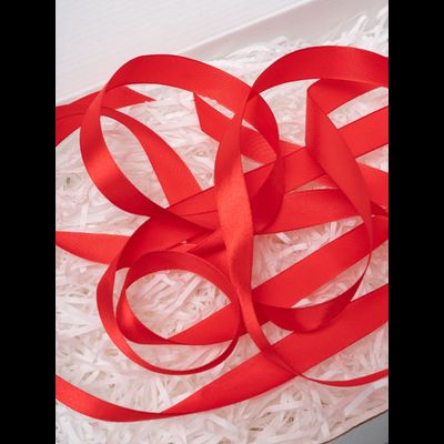 Белая подарочная коробка 32х22х10см с красной лентой и наполнителем