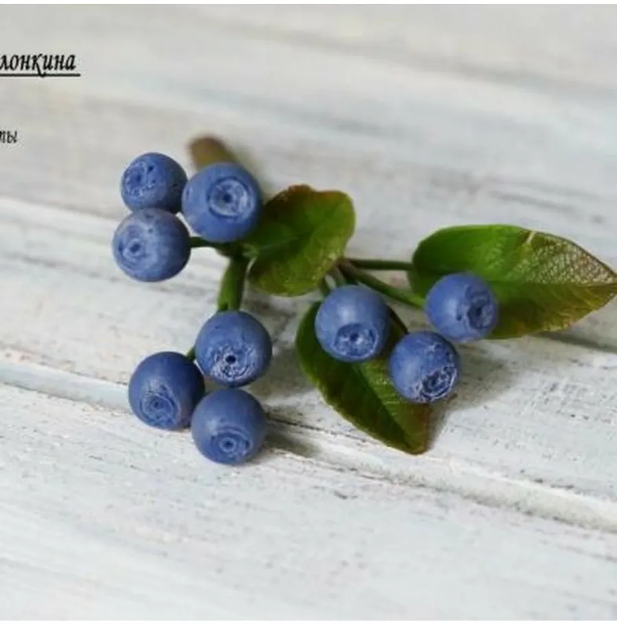 Работа Натальи Желонкиной . Использованы молды "Черника" и "Лист шиповника"