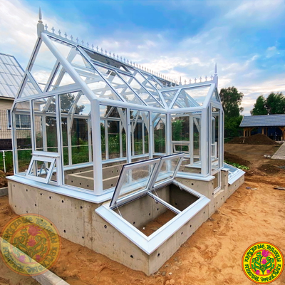 Базовая комплектация теплицы в английском стиле с холлом из стекала и алюминия ЕЛИЗАВЕТА XS размером 5000 x 2500 мм