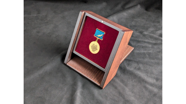 4038 Шкатулка - подставка для медали на колодке. Изготовление на заказ.
