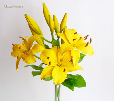 Желтые лилии из полимерной глины.