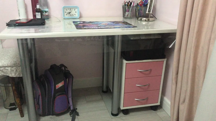 007 Стол с выкатной тумбой