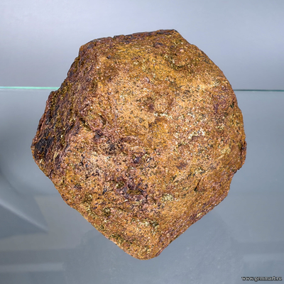 Альмандин (разн. гранат). Россия. 85*60*65г