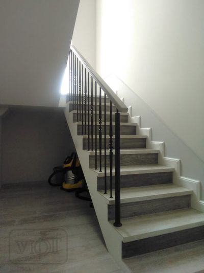 л-6. Металлические балясины и столбы. Поручень - массив бука