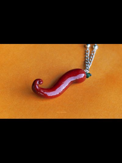 "Добавь перчика!" Яркий кулон с перцем Чили