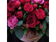 Зимний букет из красных роз, пионовидных роз мисти баблз, скимми и амариллиса в шляпной коробке