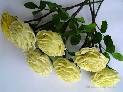 Желтые розы из полимерной глины полноразмерные