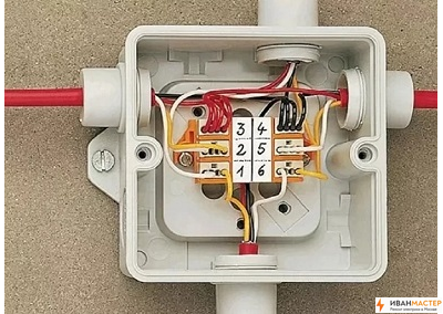Монтаж распаечной коробки в проводке частного дома в Подмосковье ИВАНМАСТЕР