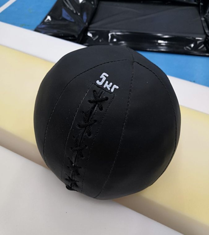 Медбол (медицинский мяч), без рукоятки, 5кг Винилискожа. Диаметр 23см DNN