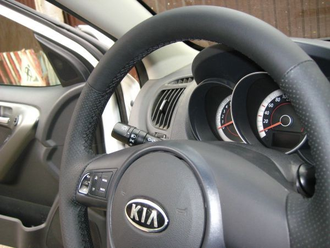 Кожаная накладка на руль Kia Cerato II (TD) (2009-2013), Kia Rio II (JB) (2009-2011), Kia Soul I (AM) (2008-2014), Kia Venga (YN) (2009-2018), черная