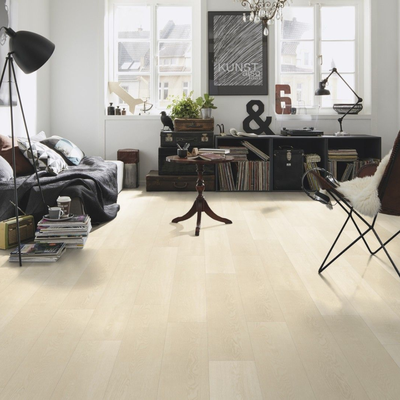 Виниловый пол Wineo 400 Wood Inspiration Oak Clear DB00113 в интерьере комнаты