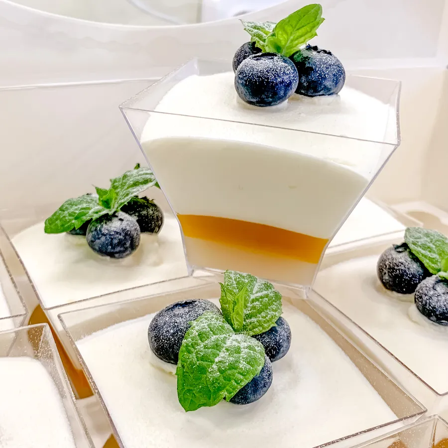 Йогуртовый десерт + конфи манго-дыня, 250 руб/1 шт (150 гр), минимальный заказ 20 шт
