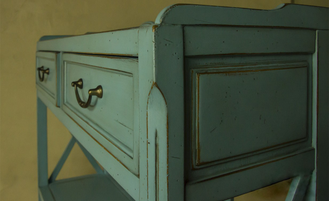 Узкая консоль с 2 ящиками.