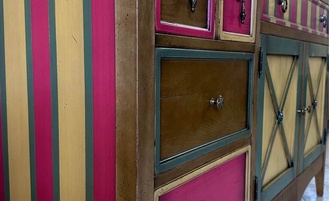 Шкаф универсальный дизайнерский, в яркой отделке.