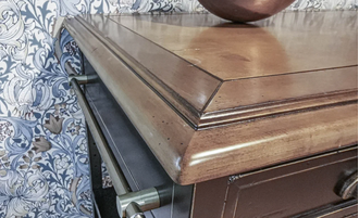 Консоль с тремя ящиками, передвижная на колесиках.