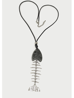 (АРТИКУЛ: 9304/62) КОЛЬЕ ЖЕНСКОЕ, КРУПНАЯ ПОДВЕСКА "СКЕЛЕТ РЫБЫ", СЕРЕБРИСТЫЙ МЕТАЛЛ, СЕРЫЙ ПЛАСТИК (ИМИТАЦИЯ КАМНЯ), НА ЧЕРНОМ ШНУРКЕ
