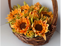 Корзина с зефирными подсолнухами