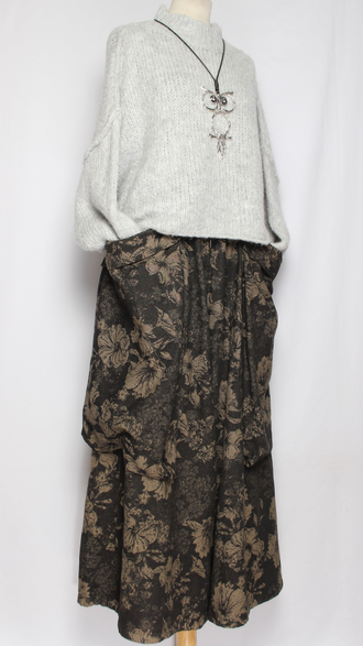 БРЮКИ-ЮБКА джинс-гобелен "КРЕАТИВНЫЕ КАРМАНЫ" крупные цветы синии, черные р.46-54