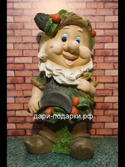 Гном с ягодами на шляпе и косой 37*20*17см   2,7кг   полистоун Россия  2427/09403-3*